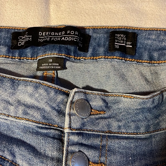 EUC SKINNY unfinished hem. Button fly. Dia box jeans - Picture 2 of 6